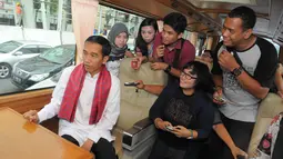 Bus tersebut membawa Jokowi menuju Masjid Sunda Kelapa, Jakarta, Jumat (3/10/14). (Liputan6.com/Herman Zakharia)