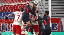 Striker Liverpool, Roberto Firmino, menyundul bola saat melawan RB Leipzig pada laga Liga Champions di Stadion Puskas, Rabu (17/2/2021). Liverpool menang dengan skor 2-0. (AP/Laszlo Balogh)