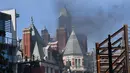 Asap hitam terlihat membubung dari atap Hotel Mandarin Oriental yang mengalami kebakaran di London, Inggris, Rabu (6/6). Sebanyak 20 unit pemadam kebakaran dan 120 petugas pemadam dikerahkan untuk menjinakkan api tersebut. (AFP / Ben STANSALL)