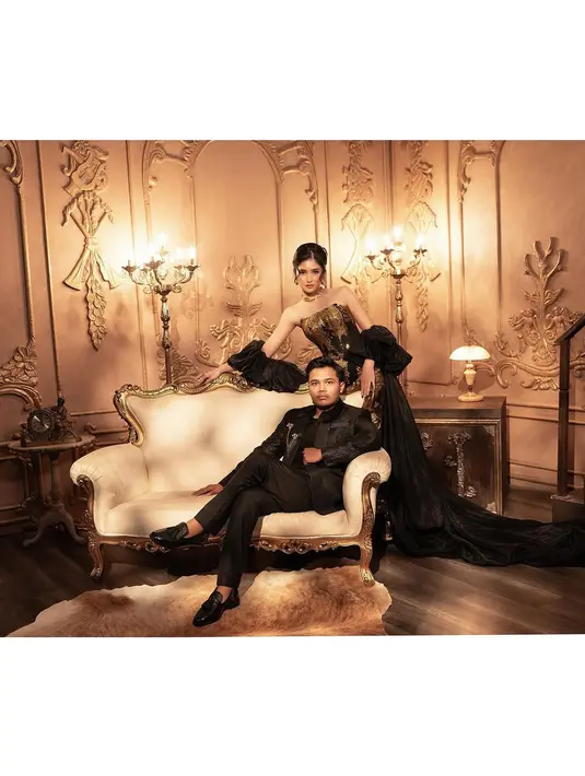 Lutfi tampil necis dengan jas bertekstur, celana panjang, dan kemeja hitam. Ia lengkapi outfitnya dengan bros emas sebagai sentuhan glamor yang minimalis [@riomotret]