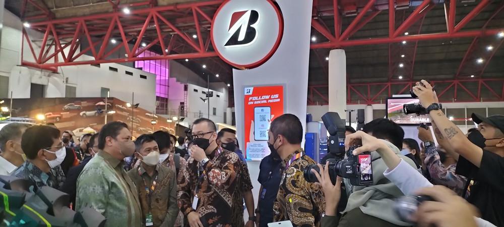 Menteri Koordinator Bidang Perekonomian Airlangga Hartarto mengunjungi booth Bridgestone
