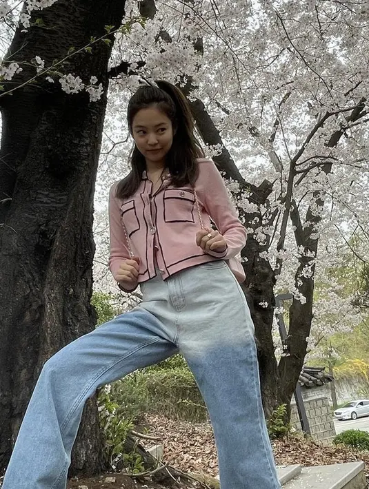 Bisa juga menhenakan kemeja atau lengan panjangan pink yang dipadukan denim seperti Jennie Blackpink ini. (@jennierubyjane)