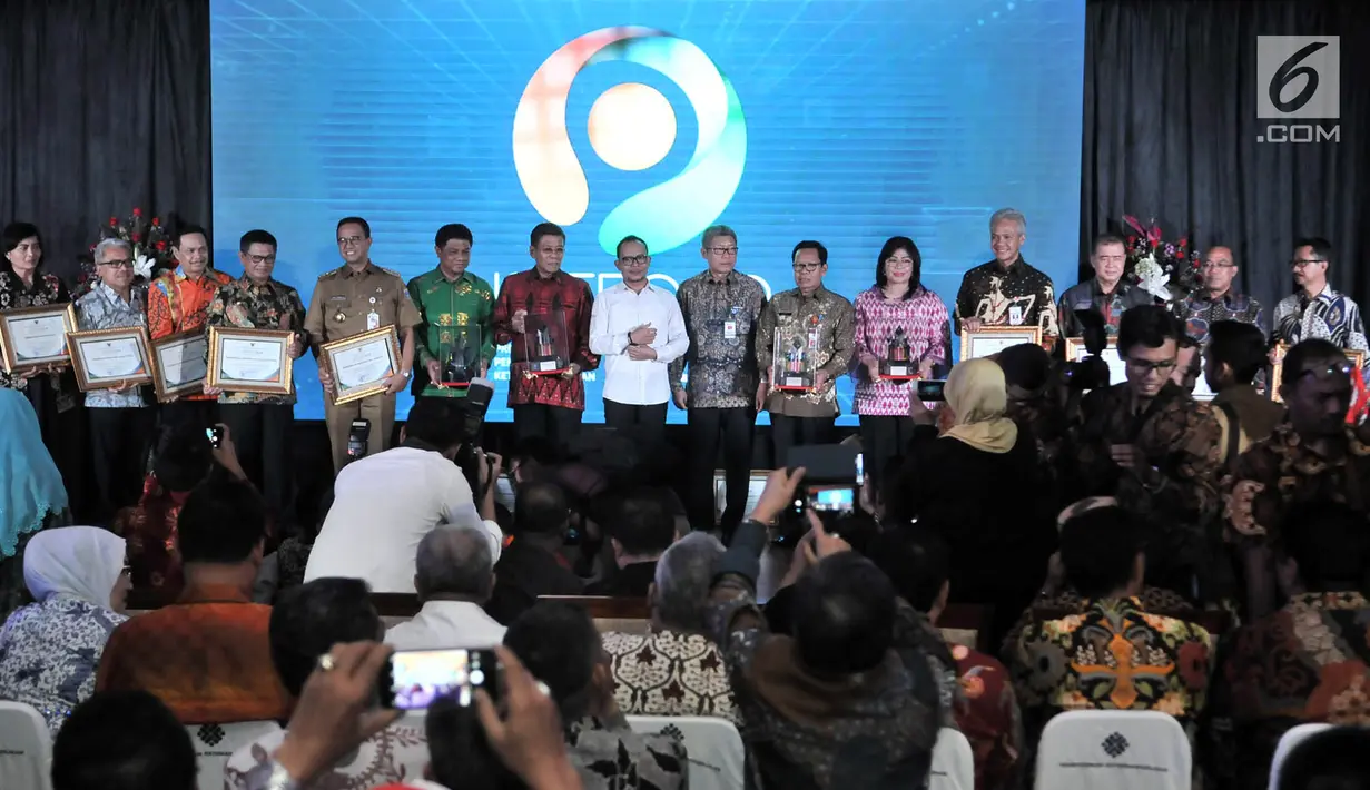 Menteri Ketenagakerjaan Hanif Dhakiri foto bersama perwakilan pemerintah daerah usai memberi penghargaan dalam Indeks Pembangunan Ketenagakerjaan (INTEGRA) 2018 di Kantor Kemnaker, Jakarta, Senin (19/11). (Merdeka.com/Iqbal Nugroho)