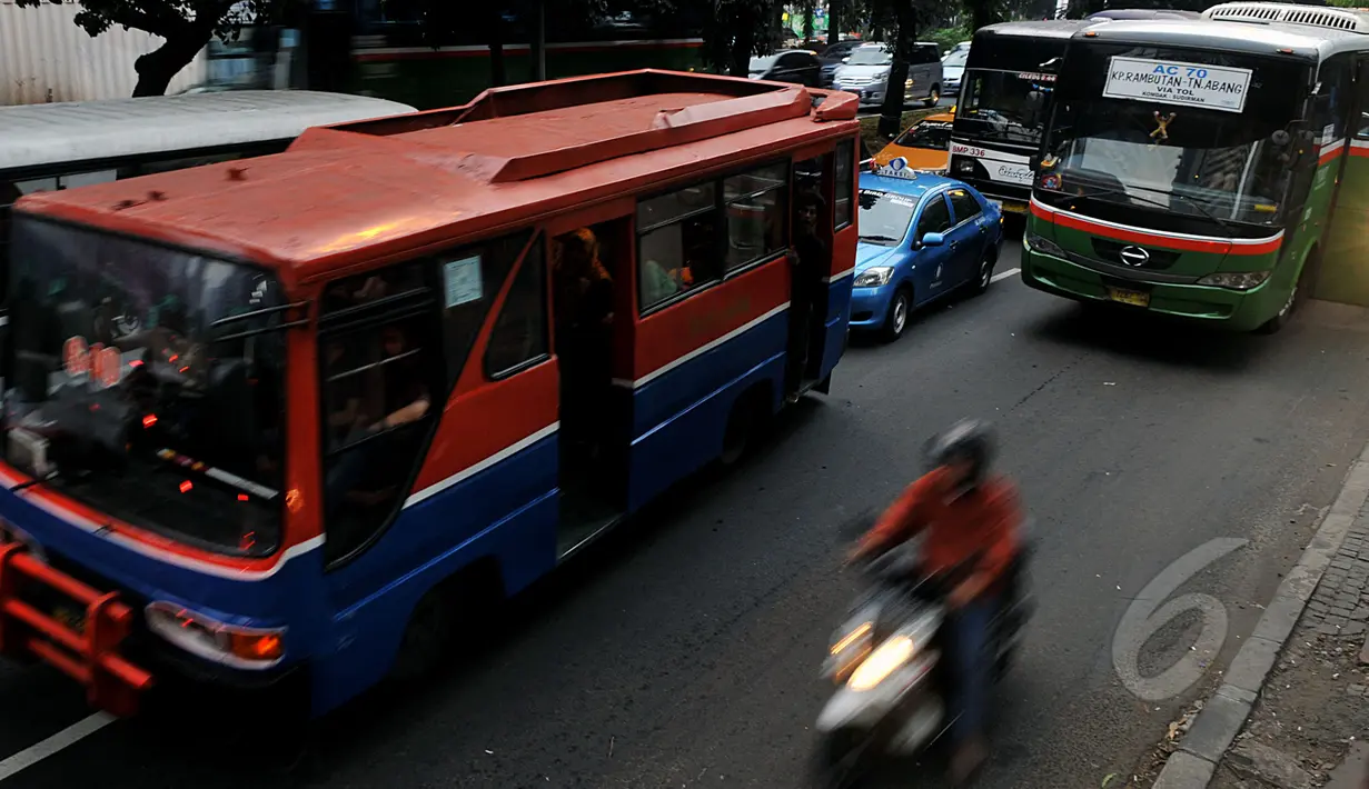 Bukan hanya Kopaja, rencananya Ahok juga akan menghilangkan Metro Mini dari Jakarta, Jumat (8/5/2015). Pemerintah Provinsi DKI Jakarta secara bertahap membenahi angkutan masal tersebut. (Liputan6.com/Johan Tallo)