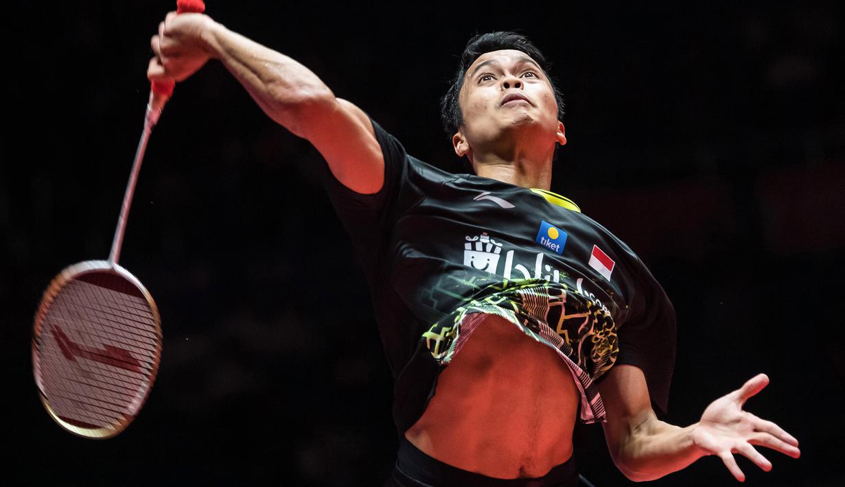 Tunggal putra Indonesia, Anthony Ginting, berusaha mengembalikan kok saat melawan tunggal Jepang, Kento Momota, pada BWF World Tour 2019 di Tianhe Gymnasium, Guangzhou, Minggu (15/12). Ginting kalah 21-17, 17-21 dan 14-21 dari Momota. (AFP/STR)