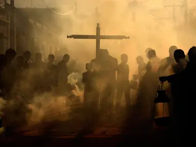 Umat Katolik membakar dupa selama prosesi Jesus de La Merced di Guatemala City (5/8). Acara ini merupakan perayaan 300 tahun pengudusan di Guatemala City. (AFP Photo/Johan Ordonez)