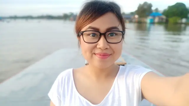 Fitur Full Screen di Oppo F5 dalam rangkaian #OppoSelfieTourWithF5 #TourDeBanjarmasin. Foto diambil dengan Oppo F5 (Liputan6.com/Novi Nadya)