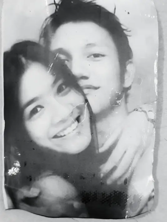 “Kembali 19 tahun yang lalu Ketika foto box di mal menjadi hal wajib saat kencan di malam minggu setelah nonton bioskop. Sekarang jadi kenangan manis,” tulis Christian Sugiono dalam Bahasa Inggris.  (Instagram/titi_kamall)