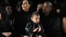 Kim-Kanye sering terjadi 'Perang Dingin'. "Sayangnya, jika Kim tidak memutuskan untuk mengajukan surat cerai nya, itu mungkin datang sebagai kejutan untuk Kanye," ungkap suatu sumber yang berhasil di wartakan oleh Aceshowbiz. (AFP/Bintang.com)