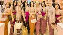 <p>Terlihat pula Eriska Rein yang mengenakan kebaya Bali berpotongan lengan pendek. Kebaya tersebut ia pasangkan dengan selendang obi warna pink fuschia dan rok batik warna deep brown. [@tya_ariestya/@cutratumeyriska/@nafilahaziz]</p>