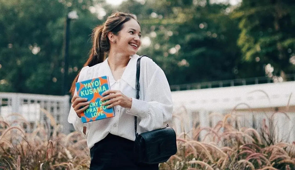 Memadukan kemeja oversize serta rok hitam, Enzy Storia juga terlihat memilih memakai sling bag hitam yang cukup simpel. Gaya penampilannya ini terbilang sederhana dengan rambut pony tail. (Liputan6.com/IG/@enzystoria)