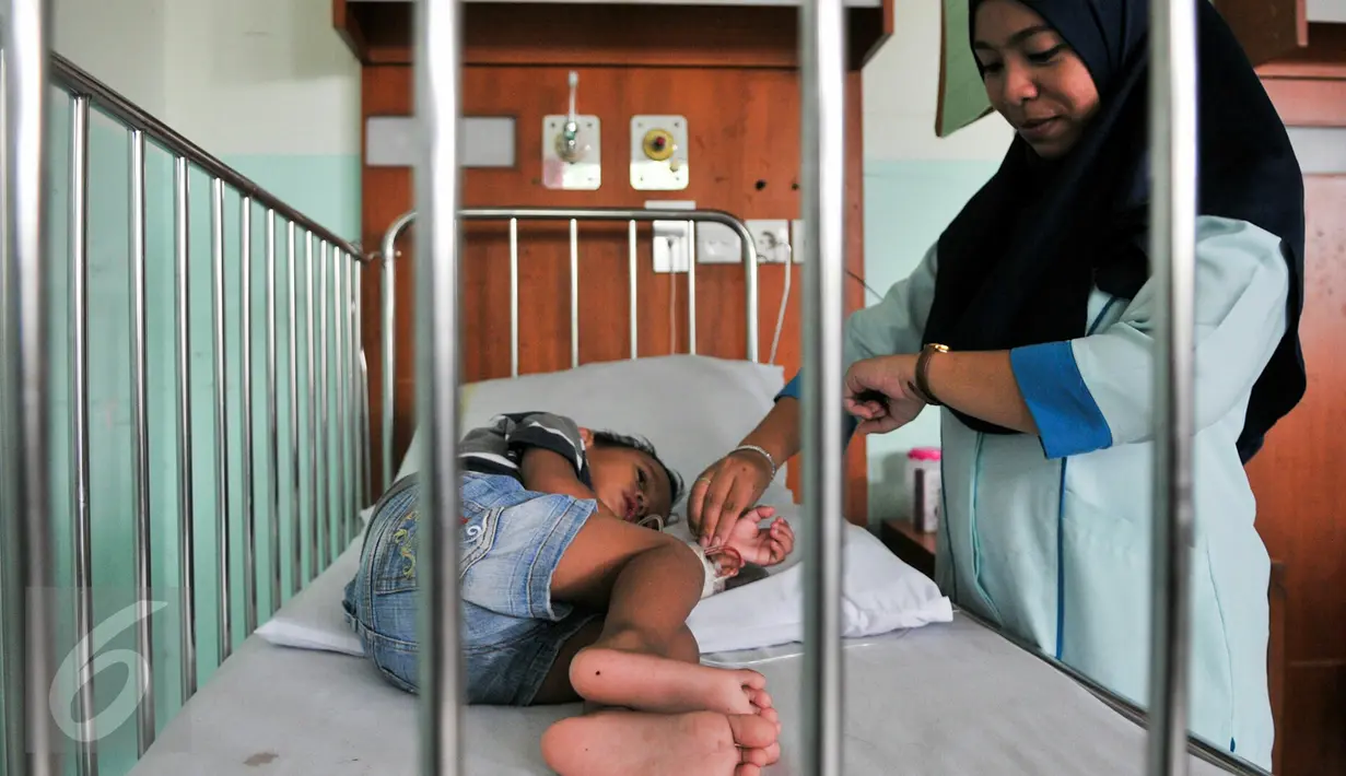 Perawat melakukan pemeriksaan kepada anak-anak pasien DBD di RSUD Depok, Selasa (9/2/2016). Pasien DBD di Rumah Sakit Umum Daerah (RSUD) Kota Depok terus meningkat sejak Desember 2015. (Liputan6.com/Yoppy Renato)