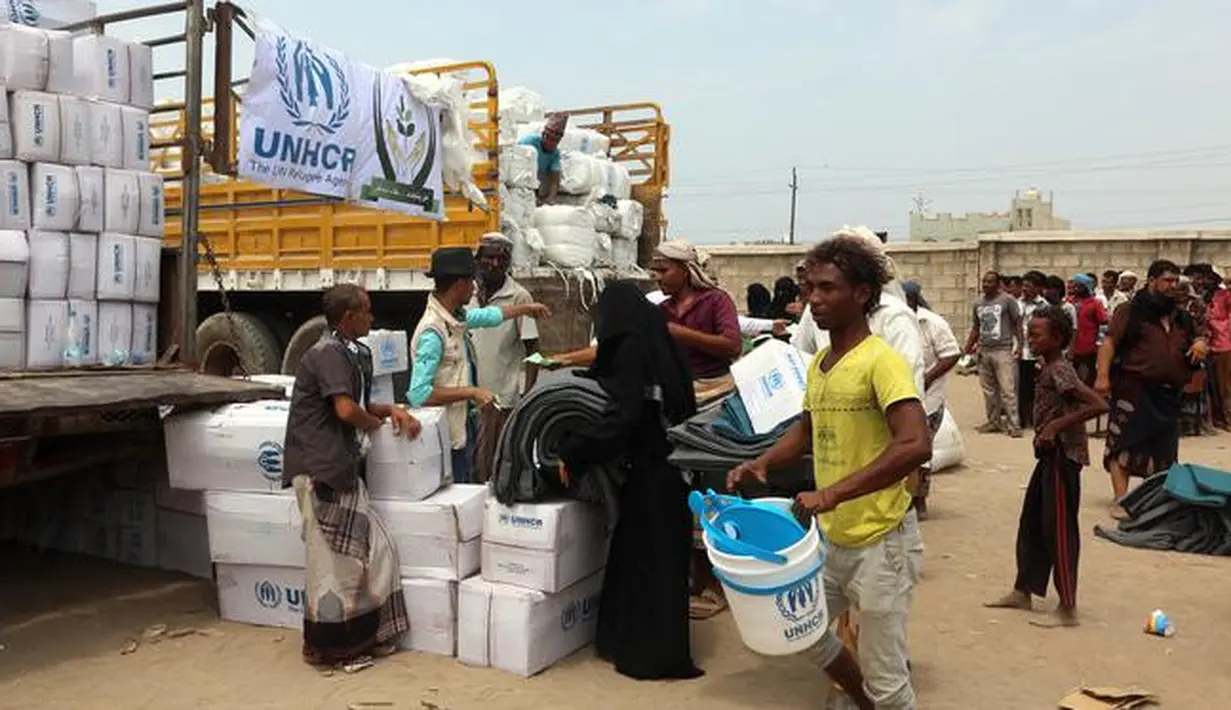 Warga Yaman mengantre untuk menerima bantuan selimut dan alas tidur dari Komisaris Tinggi PBB untuk Pengungsi (UNHCR) di kota pesisir Hodeidah, Yaman (11/4). (AFP Photo/Abdo Hyder)