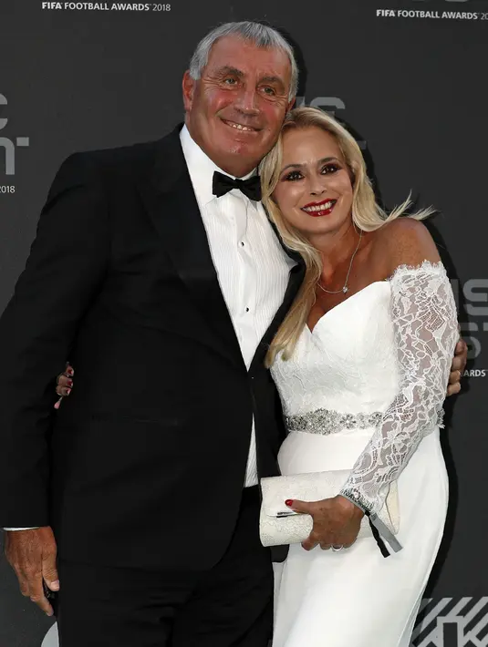 Mantan pesepak bola Inggris, Peter Shilton dan istrinya Steph saat menghadiri FIFA Football Awards di London, Inggris, Senin (24/9). FIFA Football Awards merupakan penghargaan untuk para pesepak bola terbaik. (Adrian DENNIS/AFP)