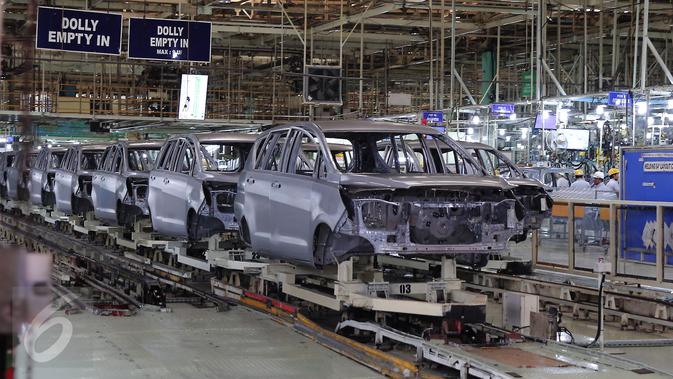 Foto yang diambil pada 16 November 2015 menunjukan aktivitas perakitan mobil All News Kijang Innova di Pabrik TMMIN Karawang. Mobil baru tersebut akan memberi warna baru pada perkembangan pasar MPV dalam negeri. (Liputan6.com/Angga Yuniar)