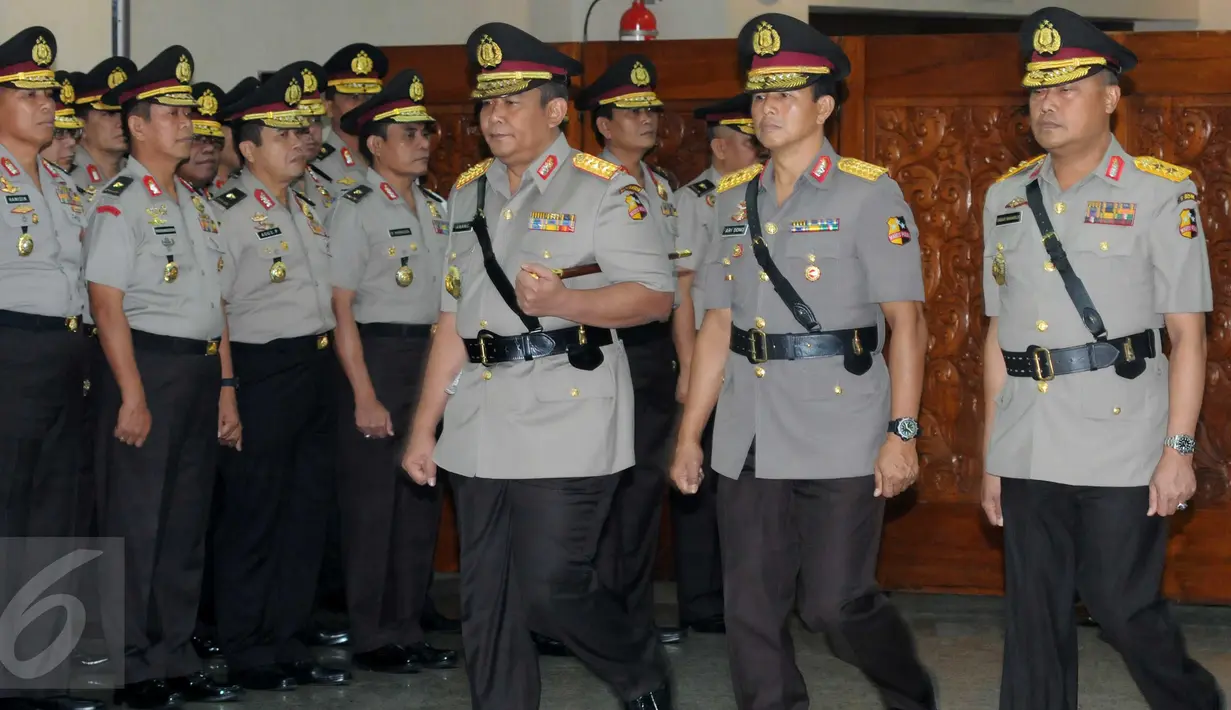 Komjen Anang Iskandar dan Irjen Pol Ari Dono Sukmanto saat upacara serah terima jabatan (sertijab) di Gedung Rupatama, Mabes Polri, Jakarta, Selasa (31/5). Irjen Ari Dono menggantikan Komjen Anang Iskandar yang pensiun. (Liputan6.com/Helmi Afandi)
