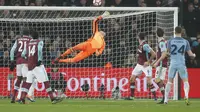 Kiper West Ham, Adrian melakukan penyelamatan dengan menepis bola sepakan pemain  Manchester City pada laga Piala FA di London stadium, (6/1/2017). City menang 5-0. (AP/Kirsty Wigglesworth)