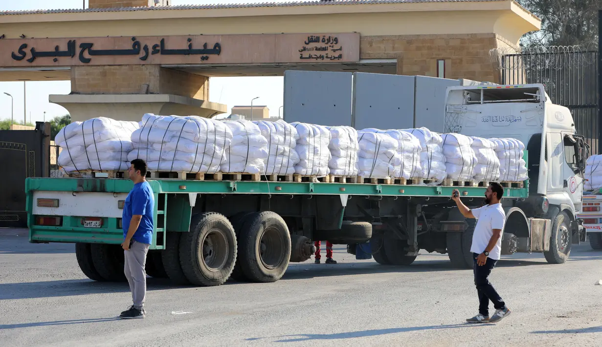 Masuknya bantuan kemanusiaan ini menyusul pengumuman dari Israel tentang jeda taktis di beberapa wilayah yang terdampak parah untuk memungkinkan pengiriman bantuan. (Foto oleh AFP)