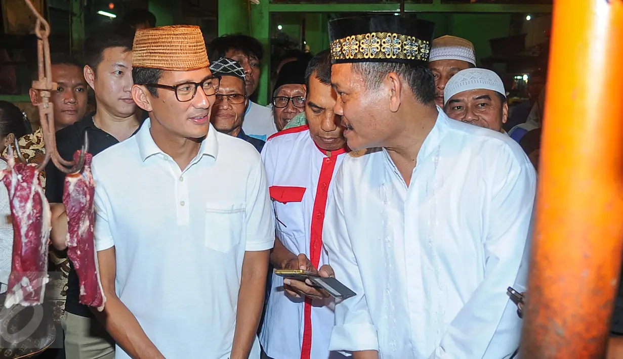 Wakil Gubernur terpilih DKI Jakarta Sandiaga Uno berbincang dengan pengurus Pasar Jatinegara, Jakarta Timur, Jumat (12/5). Sandiaga ke Pasar Jatinegara untuk meninjau harga kebutuhan pokok menjelang Lebaran. (Liputan6.com/Yoppy Renato)