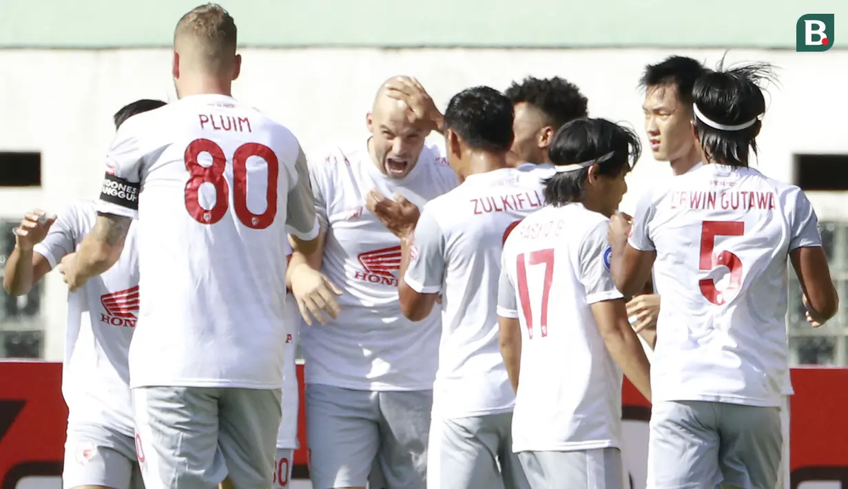 Pemain PSM Makassar, Anco Jansen (tengah) melakukan selebrasi usai mencetak gol pertama timnya ke gawang Persik Kediri dalam laga pekan ke-4 BRI Liga 1 2021/2022 di Stadion Wibawa Mukti, Cikarang, Kamis (23/9/2021). PSM menang 3-2. (Bola.com/M Iqbal Ichsan)