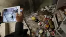 Seorang wartawan mengabadikan gambar makanan yang berserakan ditempat penangkapan bandar Narkoba terkenal " El Chapo " Guzman di sebuah rumah di Sinaloa, Meksiko, (11/1). 5 orang tewas dalam penyergapan ini. (REUTERS / Edgard Garrido)