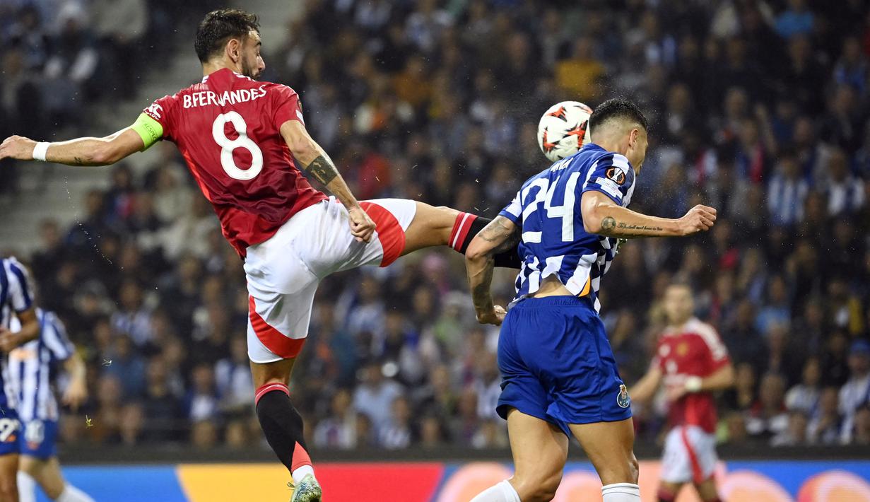 Bruno Fernandes sedang menjalani pekan yang buruk. Kapten Setan Merah itu mendapat kartu merah dalam dua laga beruntun. Manchester United bertandang ke markas Porto pada matchday 2 Liga Europa 2024/2025, Jumat (4/10/2024) dini hari WIB. (AP Photo/Luis Vieira)
