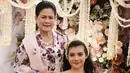 Siraman pun dihadiri Ibu Negara, Iriana Jokowi yang mengenakan kebaya kutu baru motif bunga-bunga lengkap dengan selendang pink dan brosnya. Melengkapi penampilan dengan perhiasan kaling dan antingnya. [@ambarpaes_jakarta]