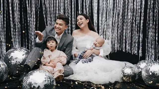7 Pemotretan Terbaru Chelsea Olivia dan Glenn Alinskie Bersama Kedua Anaknya