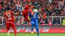Gelandang Persija Jakarta, Rohit Chand, berebut bola dengan pemain Persib Bandung laga pekan kedelapan Shopee Liga 1 2019 di Stadion Utama Gelora Bung Karno, Senayan, Jakarta, Rabu (10/7/2019). Persija dan Persib bermain imbang. (bola.com/Yoppy Renato)