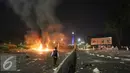 Sejumlah mobil dibakar pendemo saat terjadi bentrok dengan polisi di kawasan Monas, Jakarta, Jumat (4/11). Diduga bentrok terjadi saat massa HMI menyerang polisi dan polisi membalasnya dengan melempar gas air mata. (Liputan6.com/Immanuel Antonius)
