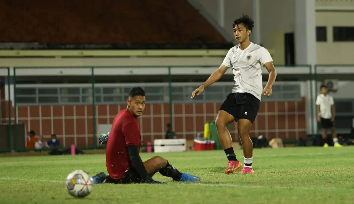 Pada latihan perdana ini STY fokus ke taktik dan organisasi permainan. Kondisi pemain sangat baik dan tidak ada yang cedera ditopang lapangan latihan yang bagus sehingga mendukung pergerakan pemain dan alur bola. (Dok. PSSI)