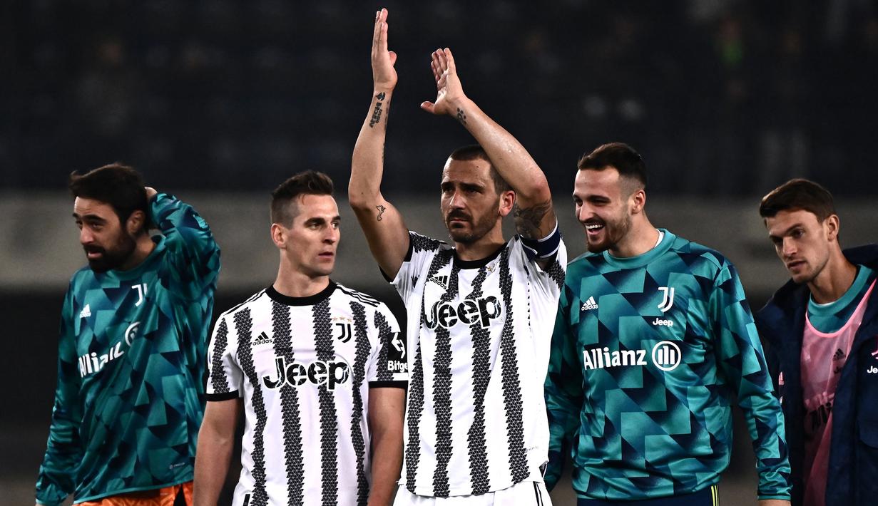 Hasil ini membuat Juventus sementara menempati posisi ke-4 klasemen sementara Liga Italia 2022/2023 dengan mengemas 28 poin. Leonardo Bonucci dkk sukses menggeser Inter Milan yang baru mengumpulkan 27 poin. (AFP/Marco Bertorello)