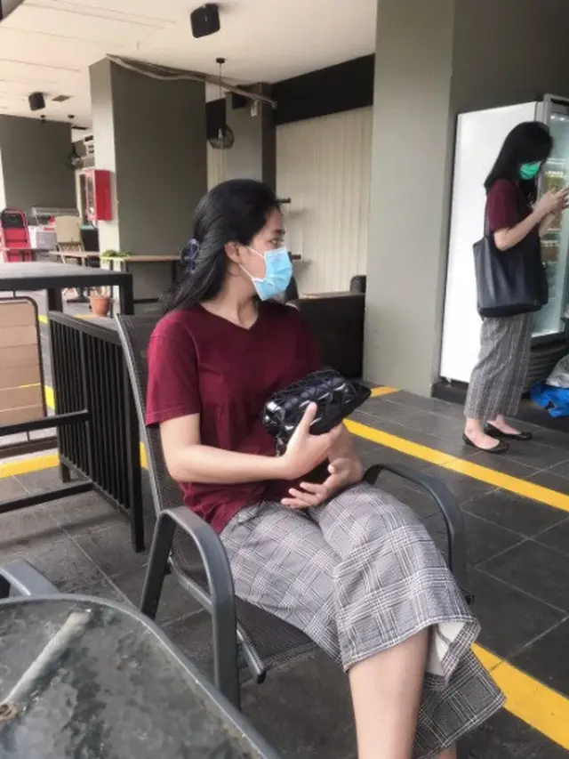 momen kocak pakai baju samaan dengan orang lain