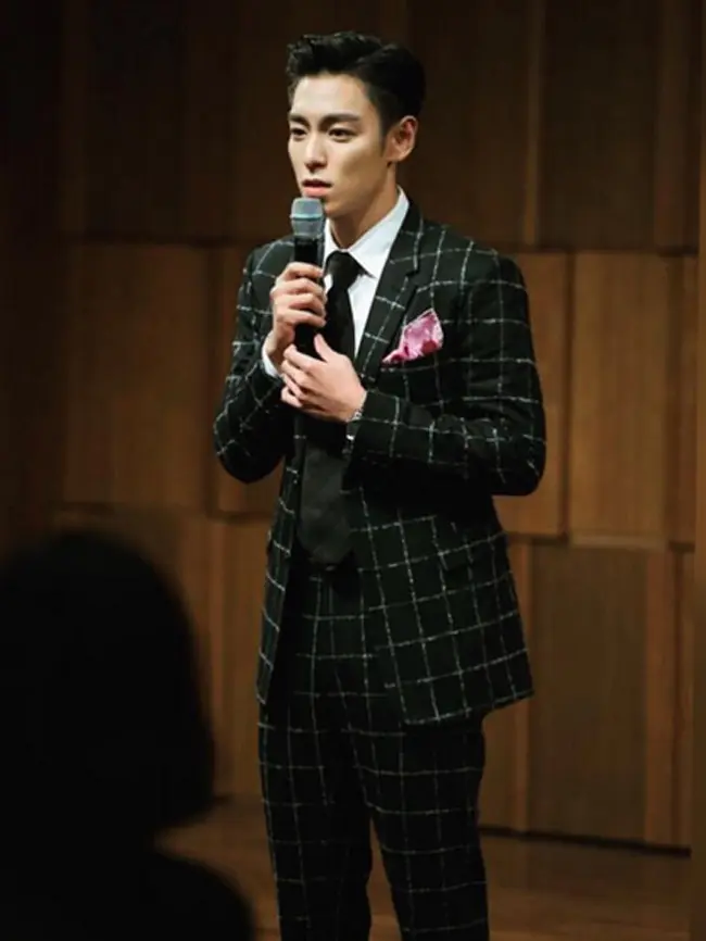 Seperti Lee Min Ho, TOP Big Bang juga ikut wamil. Namun, ia harus berhenti menjalani tugasnya di kepolisian lantaran terjerat kasus narkoba. Setelah lewati proses hukum, TOP kembali wamil namun bukan sebagai polisi. (Instagram/choi_seung_hyun_tttop)