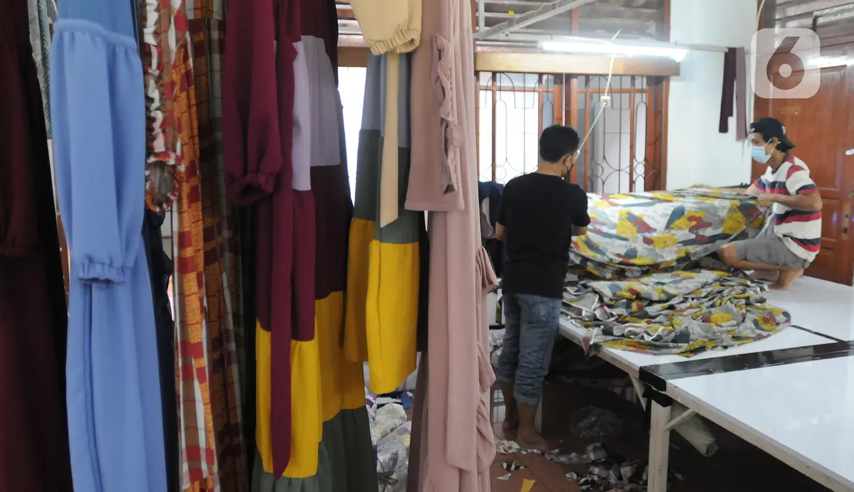 Pekerja menyelesaikan proses produksi di home industri busana muslim Albarizk UMMA di kawasan Beji, Depok, Selasa (12/4/2022). Sekitar 6000 potong jilbab dan busana muslim diproduki dalam satu minggu dengan harga mulai dari 120ribu hingg 750ribu. (merdeka.com/Arie Basuki)