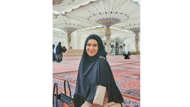 5 Potret Penampilan Sederhana Irish Bella, Pernah Nongkrong Pakai Sandal