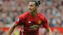 Penyerang Manchester United, Zlatan Ibrahimovic menggiring bola saat bertanding melawan Leicester City di Old Trafford,  Inggris  24 September 2016. Ibrahimovic mempersembahkan tiga gelar untuk Manchester United. (AP Photo/Rui Vieira, File)