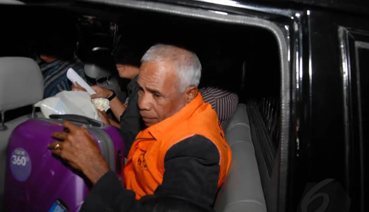  Yessaya ditangkap di Hotel Accasia pada Senin (16/6/14) pukul 21.00 WIB. Setelah menjalani pemeriksaan, Yessaya langsung ditahan di Rutan KPK (Liputan6.com/Miftahul Hayat)