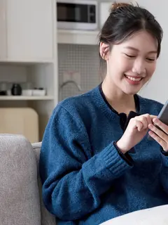 Ilustrasi seorang wanita menggunakan dompet digital. (depositphotos.com/wichayada69@gmail.com)