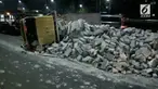 Diduga mengantuk truk pembawa bata hebel menabrak pembatas jalan hingga terguling