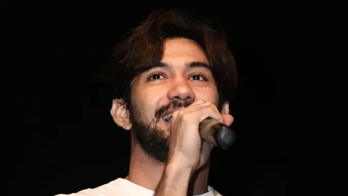 [Bintang] Reza Rahadian Akui Jarang Baca Novel dari Filmnya
