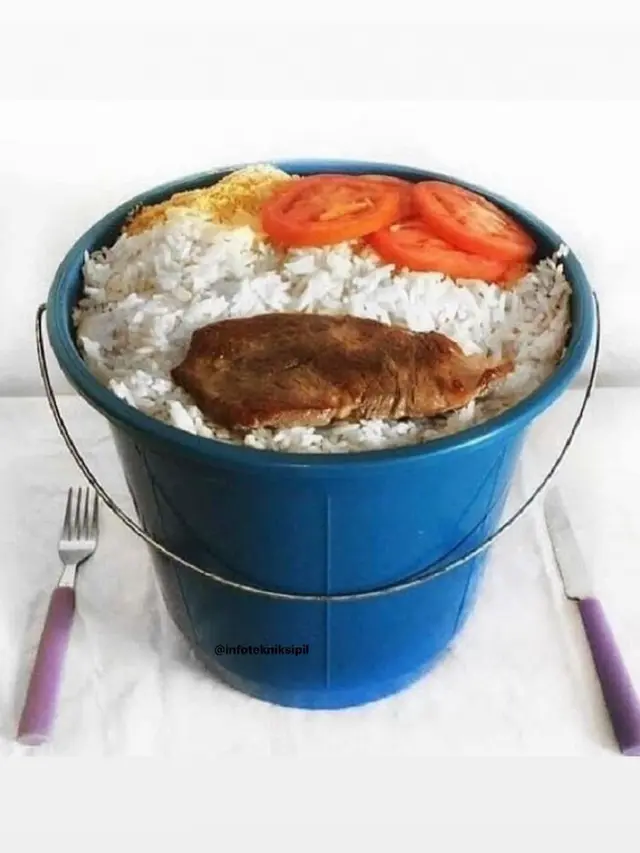 Tak Pakai Piring, 6 Wadah Tempat Makan Kuli Bangunan Ini Anti-mainstream (sumber: Twitter/duniakuli)