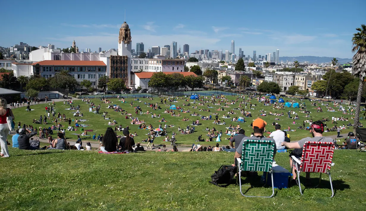Orang-orang bersantai sembari duduk berjauhan di sejumlah area yang diberi tanda lingkaran guna memastikan dilakukannya jaga jarak sosial (social distancing) di tengah pandemi COVID-19 di sebuah taman di San Francisco, Amerika Serikat (AS), pada 24 Mei 2020. (Xinhua/Li Jianguo)
