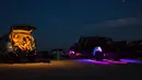 Orang-orang menonton film "Encore Drive-In Nights Presents Blake Shelton," di Stars & Stripes Drive-In Theatre, Texas pada 25 Juli 2020. Konser yang menampilkan Blake Shelton bersama Gwen Stefani ini ditayangkan di bioskop drive-in seluruh Amerika Utara. (Mikala Compton/Herald-Zeitung via AP)