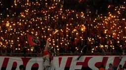 Aksi para milanisti Indonesia disela-sela laga persahabatan legenda sepak bola Indonesia melawan World Football Legends di Stadion GBK Jakarta, (7/6/2014). (Liputan6.com/Helmi Fithriansyah)