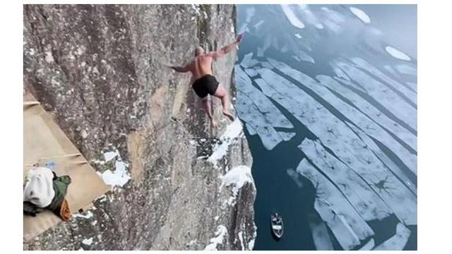 Duh, Aksi Pria Terjun dari Tebing Setinggi 40,5 Meter ke Danau Es Ini Nekat Banget
