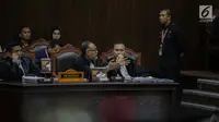 Ketua Tim Hukum Prabowo-Sandi, Bambang Widjojanto berdebat dengan Anggota tim hukum TKN Luhut Pangaribuan, Jakarta, Selasa (18/6/2019). Perdebatan dimulai terkait ucapan Bambang bahwa terdapat beberapa saksinya yang mendapat ancaman, dan butuh perlindungan dari LPSK. (Liputan6.com/Faizal Fanani)