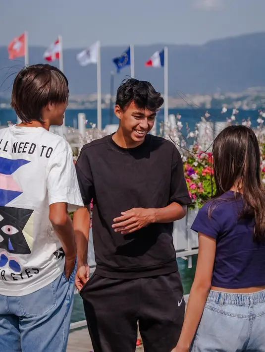 Sebuah kebahagiaan bagia orang tua melihat anak-anaknya akhirnya bisa berkumpul lagi setelah sempat terpisah. [Instagram/darius_sinathrya]