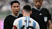 Kapten Timnas Argentina, Lionel Messi, dengan name-set jersey menggunakan huruf China dalam laga kontra Australia di Worker's Stadium, China, Kamis (15/6/2023). (PEDRO PARDO / AFP)