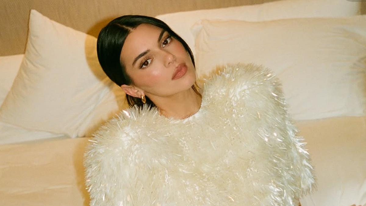 Semakin Dewasa, Gaya Kendall Jenner saat Rambutnya Diikat ke Belakang Dipadu Gaun Putih bak Crystal